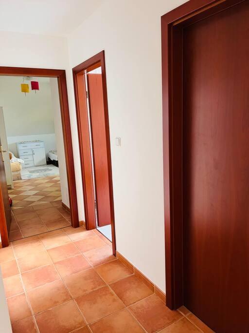 Apartman Se Zahradou 20 Minut Do Centra Prahy Apartman Ořech Kültér fotó